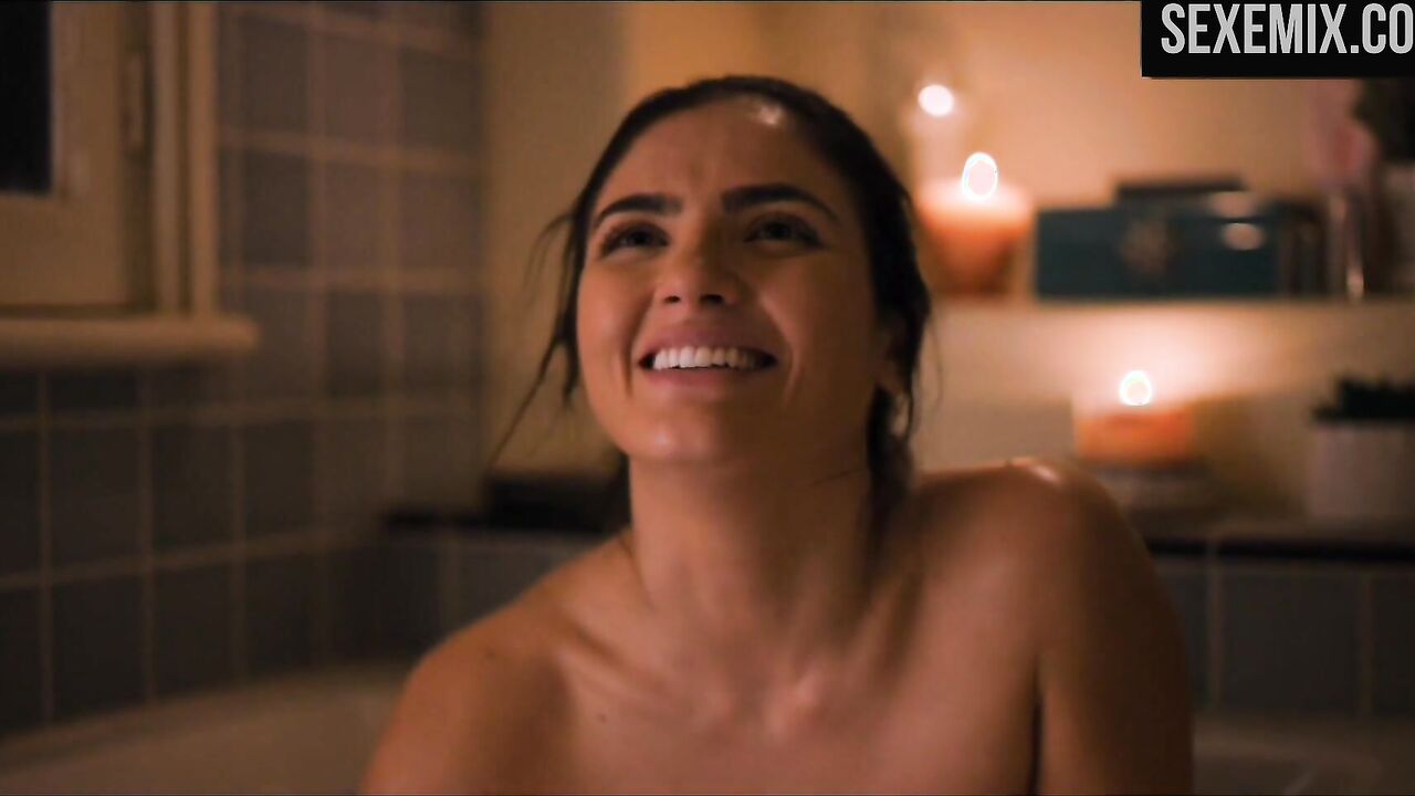 Rosanny Zayas, Arienne Mandi bathing in the bathroom - The L Word: Generation Q