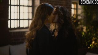 Arienne Mandi, Sepideh Moafi kiss on the rain - The L Word: Generation Q