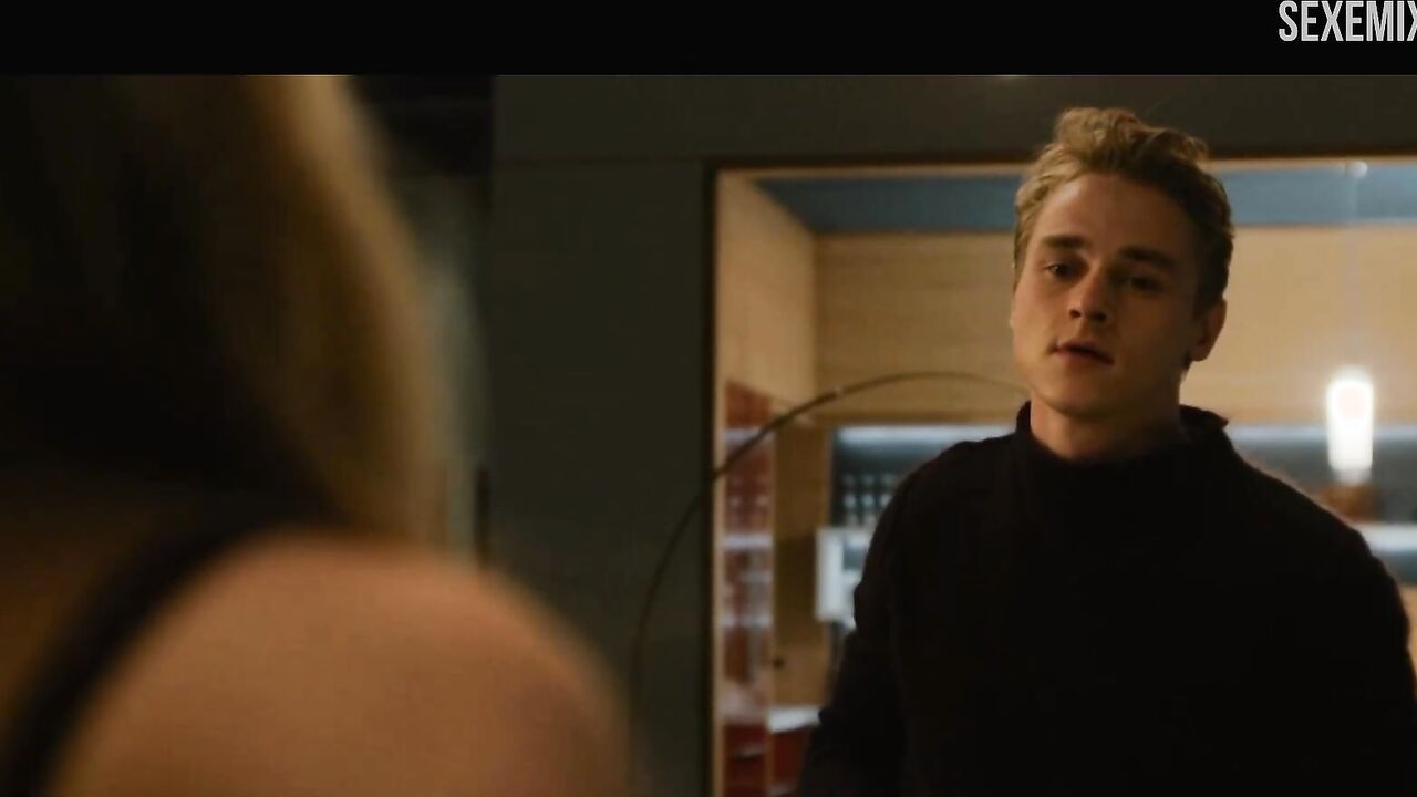 Ben Hardy seduces Sidney Sweeney - The Voyeurs