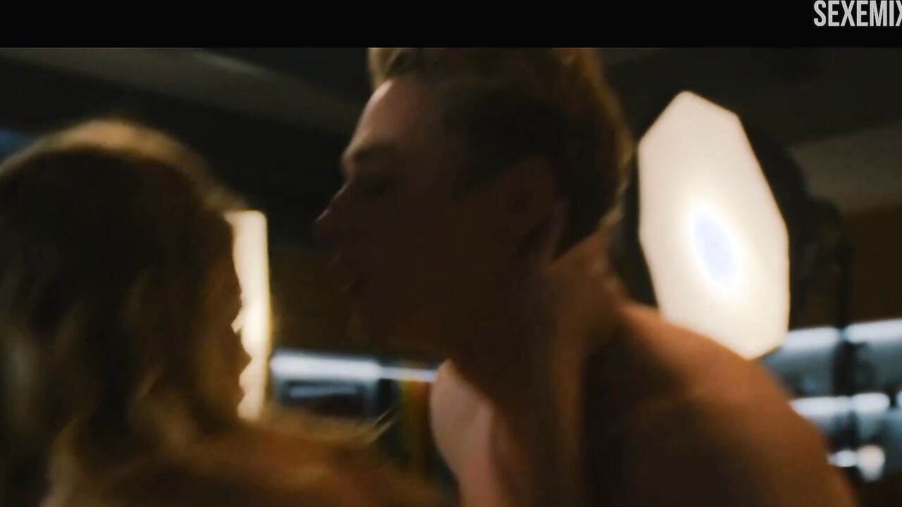 Ben Hardy licks Sydney Sweeney's pussy - The Voyeurs