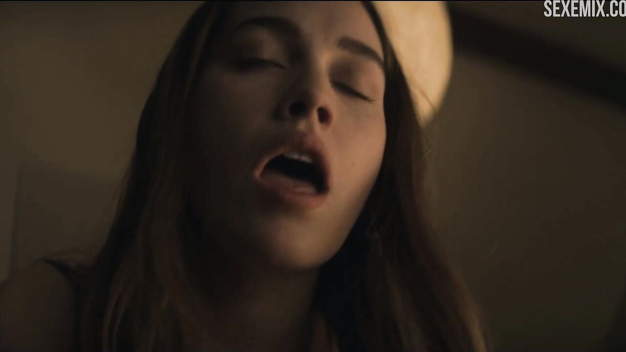 Victoria Pedretti bed sex scene from series - You