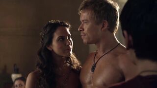 Escena erótica con esclavas sexuales, escena en - Spartacus