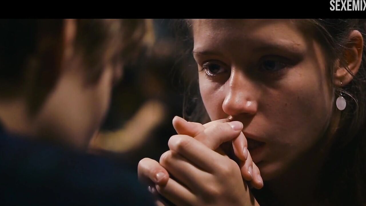 Adele Exarchopoulos seduces Lea Seydoux scene - Blue Is the Warmest Color