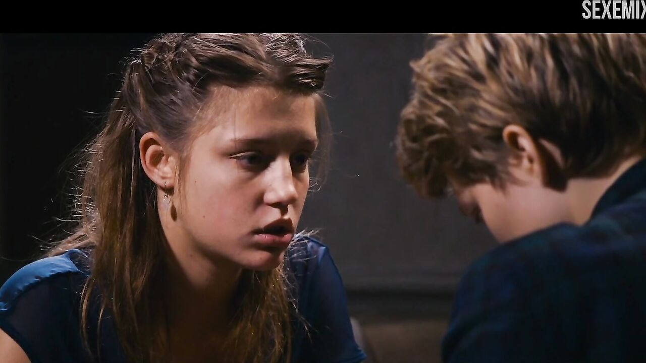 Adele Exarchopoulos seduces Lea Seydoux scene - Blue Is the Warmest Color