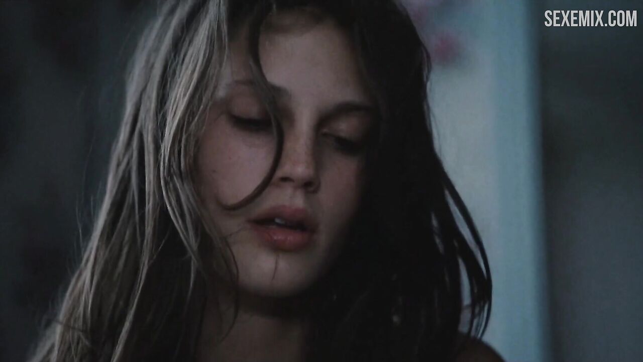 Marine Vacth leckt Finger während der Sexszene - Young & Beautiful