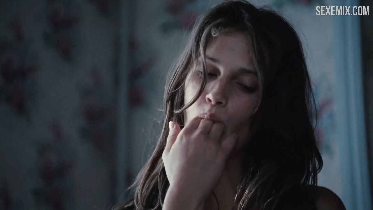 Marine Vacth leckt Finger während der Sexszene - Young & Beautiful