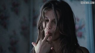 Marine Vacth leckt Finger während der Sexszene - Young & Beautiful