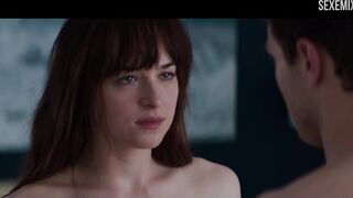 Dakota Johnson montre des seins nus, scène dans Cinquante Nuances de Grey