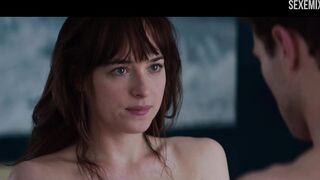 Dakota Johnson montre des seins nus, scène dans Cinquante Nuances de Grey