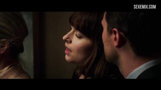 Мужчина мастурбирует киску Дакоте Джонсон в лифте - Fifty Shades Darker