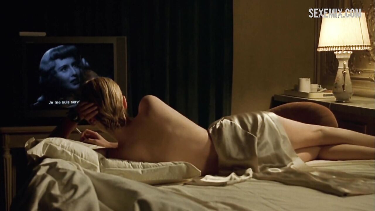 Sexy Rebecca Romijn Underwear Scene in Femme Fatale