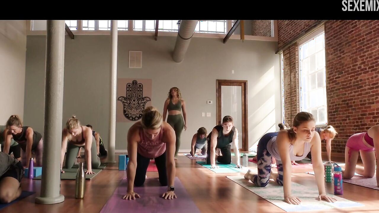 Josephine Langford Yoga, Sexy Szene in After We Collided