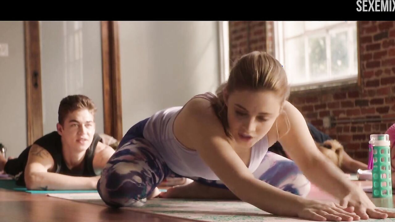 Josephine Langford Yoga, Sexy Szene in After We Collided