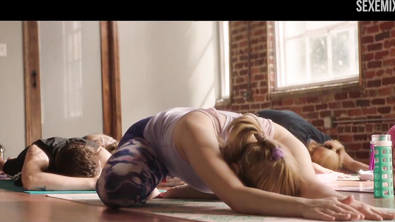 Josephine Langford Yoga, Sexy Szene in After We Collided