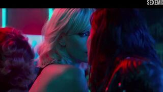 Sofia Boutella und Charlize Theron küssen sich in Atomic Blonde