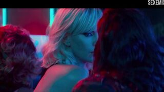 Sofia Boutella und Charlize Theron küssen sich in Atomic Blonde