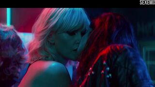 Sofia Boutella und Charlize Theron küssen sich in Atomic Blonde