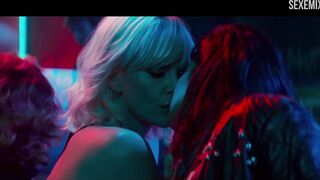 Sofia Boutella und Charlize Theron küssen sich in Atomic Blonde