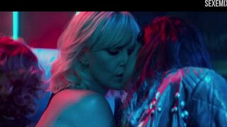 Sofia Boutella und Charlize Theron küssen sich in Atomic Blonde