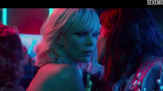 Sofia Boutella und Charlize Theron küssen sich in Atomic Blonde