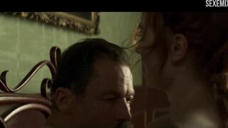 Eleanor Tomlinson rucha się w scenie łóżkowej w Colette