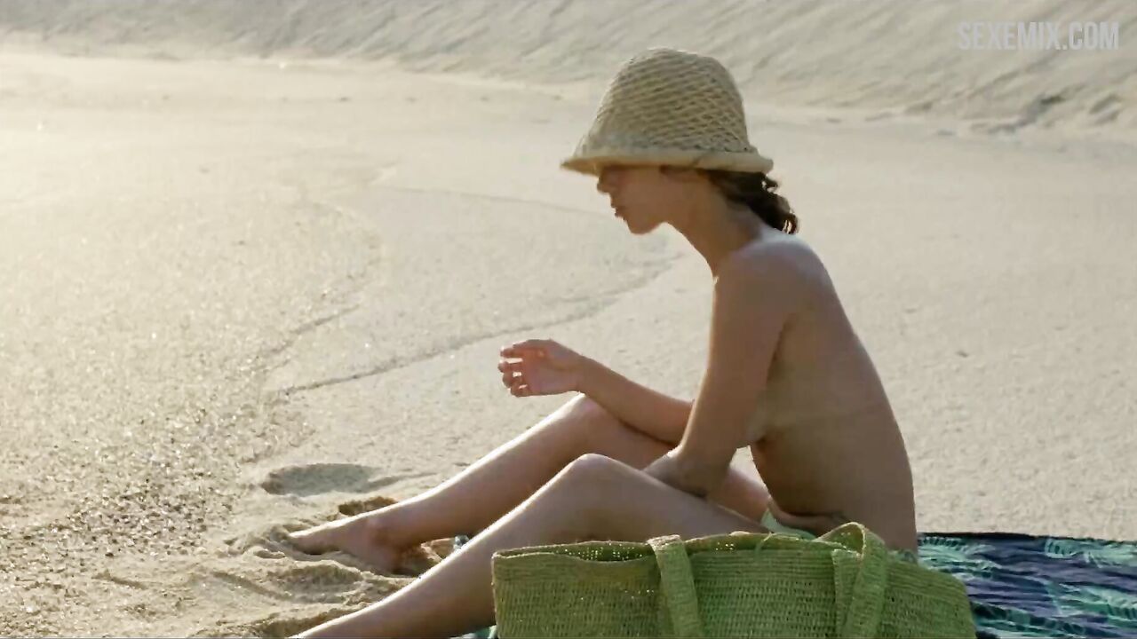 Maribel Verdu showed naked breasts on the beach scene in Y tu mamá también