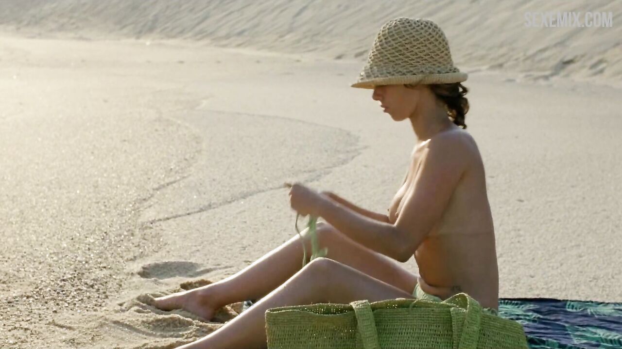 Maribel Verdu showed naked breasts on the beach scene in Y tu mamá también