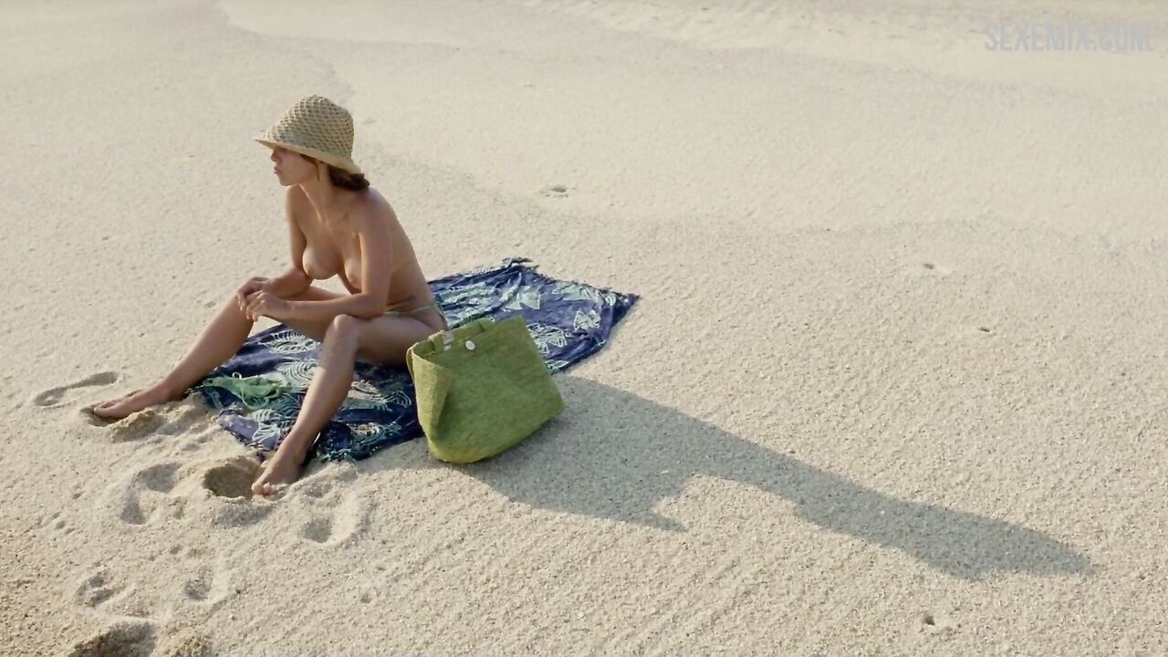 Maribel Verdu showed naked breasts on the beach scene in Y tu mamá también