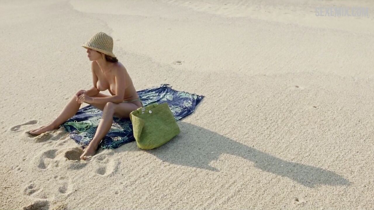 Maribel Verdu showed naked breasts on the beach scene in Y tu mamá también