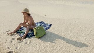 Maribel Verdu a montré ses seins nus sur la scène de plage dans Y tu mamá también