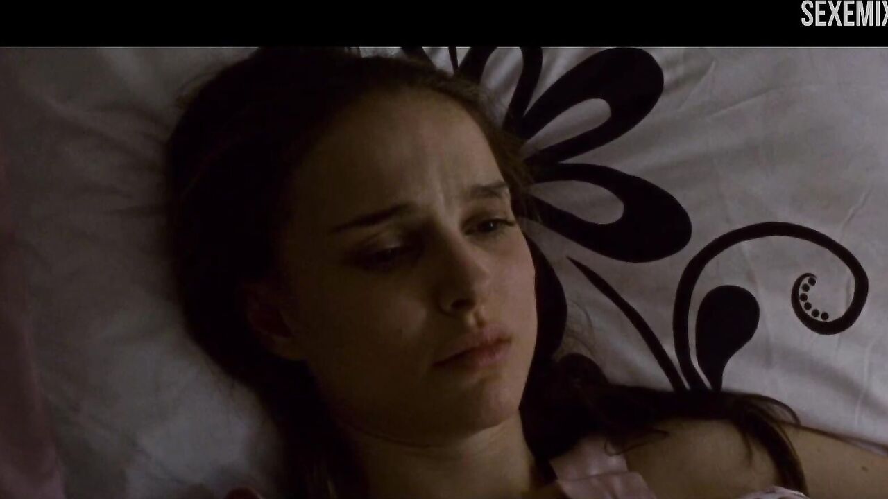 Natalie Portman masturbates in bed, scene in Black Swan