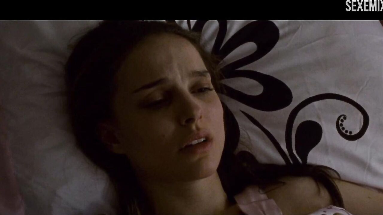 Natalie Portman masturbates in bed, scene in Black Swan