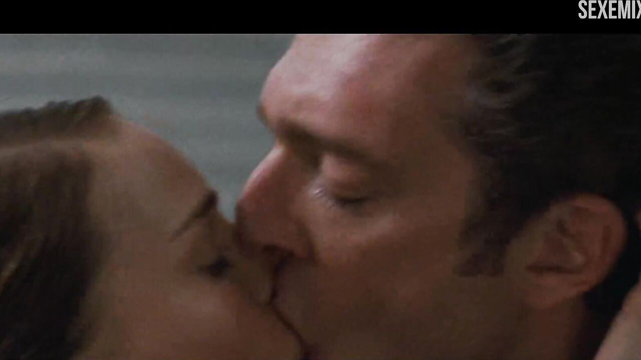 Natalie Portman Kiss scene in Black Swan