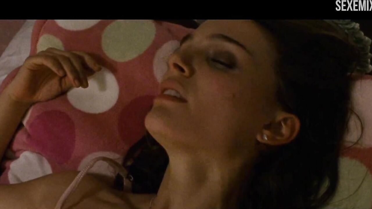 Natalie Portman lesbian scene in Black Swan