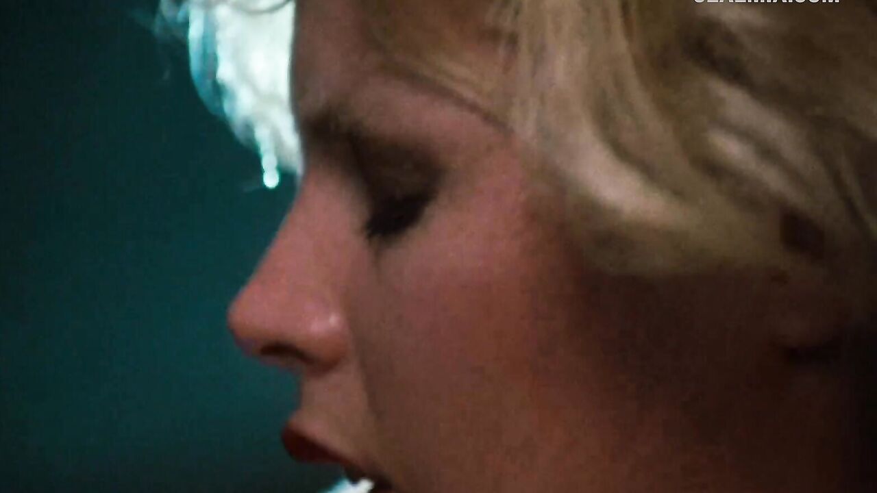 Kim Basinger masturbates, Scene in 9 1/2 Weeks