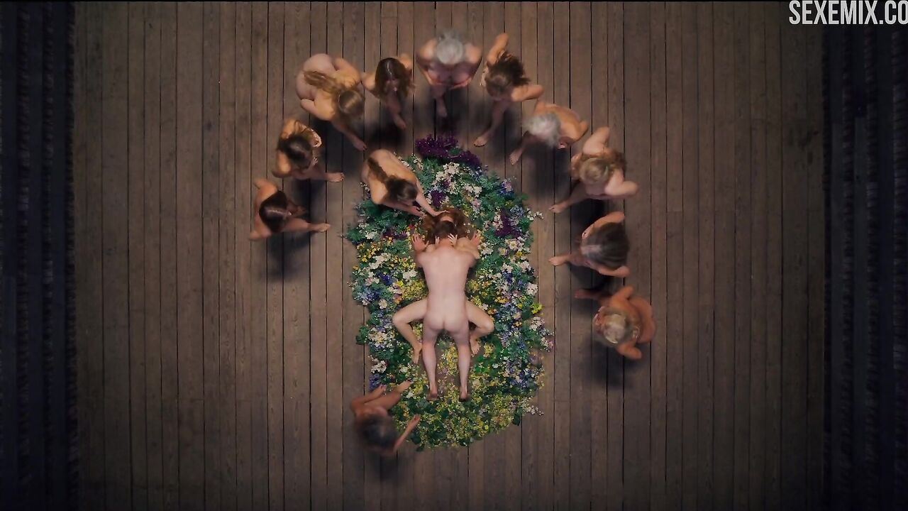 Isabelle Grill sex on a floor of flowers scene in Midsommar