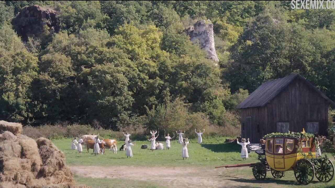 Isabelle Grill sex on a floor of flowers scene in Midsommar