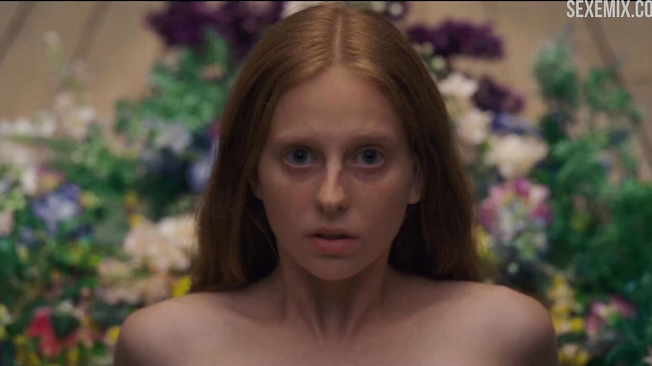 Isabelle Grill sex on a floor of flowers scene in Midsommar