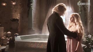 Emilia Clarke desnuda entrando en un jacuzzi, escena de Juego de Tronos