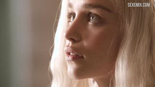 Emilia Clarke desnuda entrando en un jacuzzi, escena de Juego de Tronos