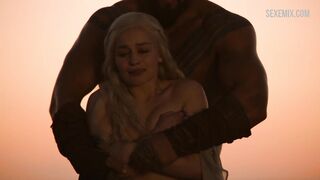 Nackte Brüste von Emilia Clarke, Szene in Game of Thrones