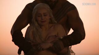 Nackte Brüste von Emilia Clarke, Szene in Game of Thrones