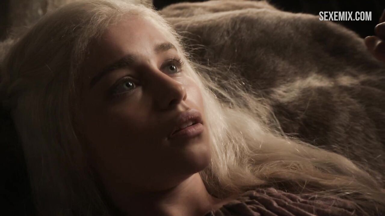 Emilia Clarke Erotic scene in Game of Thrones