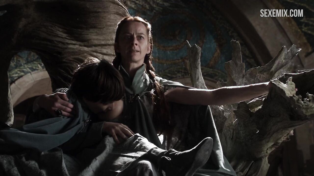 Kate Dickie breastfeeding, scene in Game of Thrones