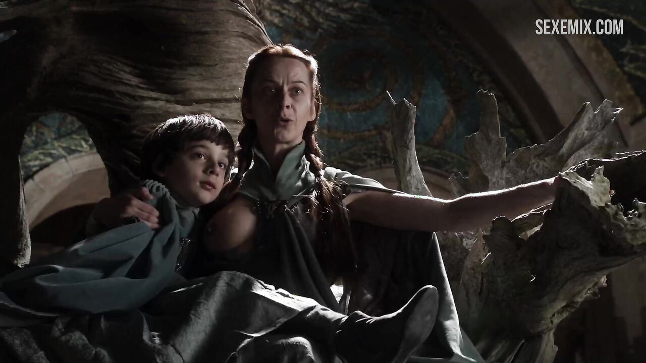 Kate Dickie breastfeeding, scene in Game of Thrones