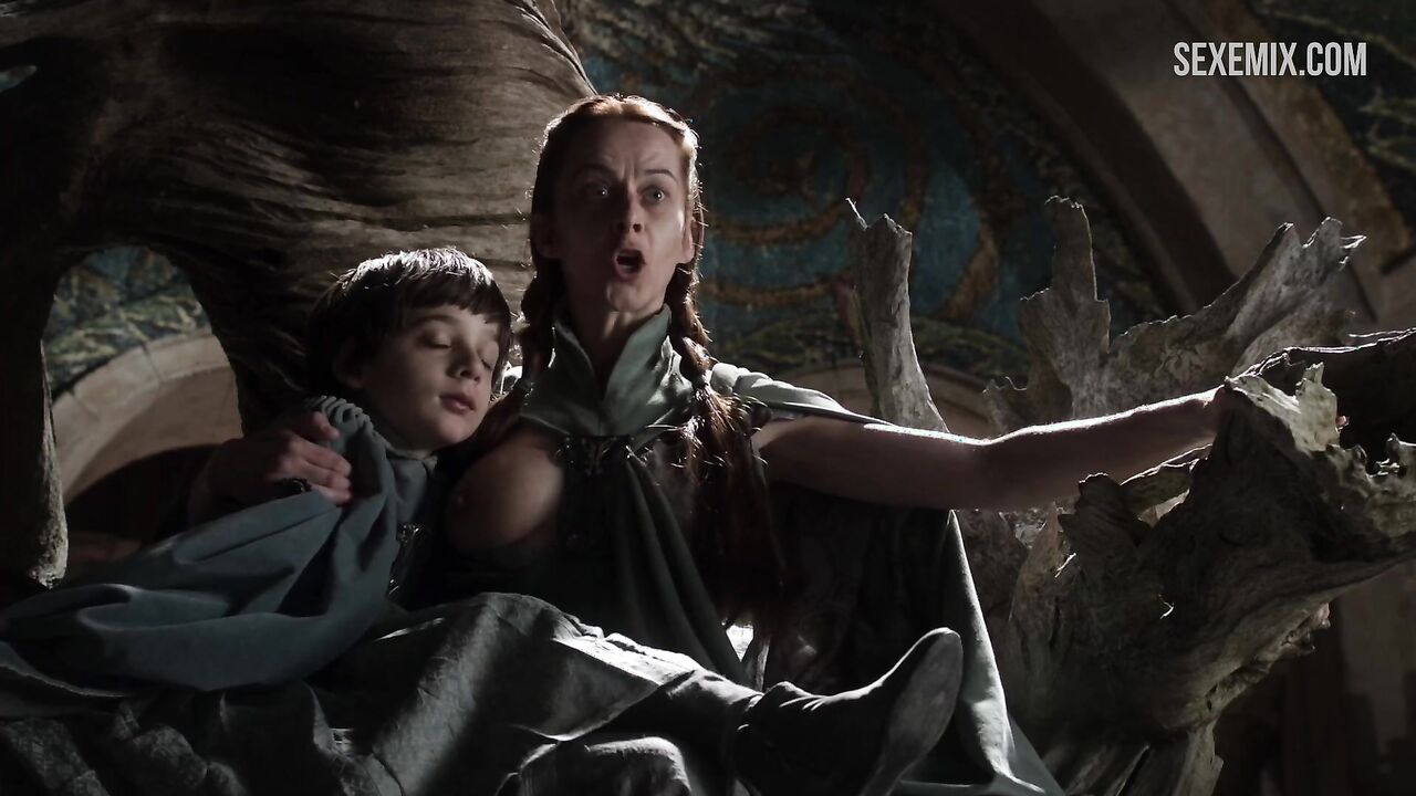 Kate Dickie breastfeeding, scene in Game of Thrones