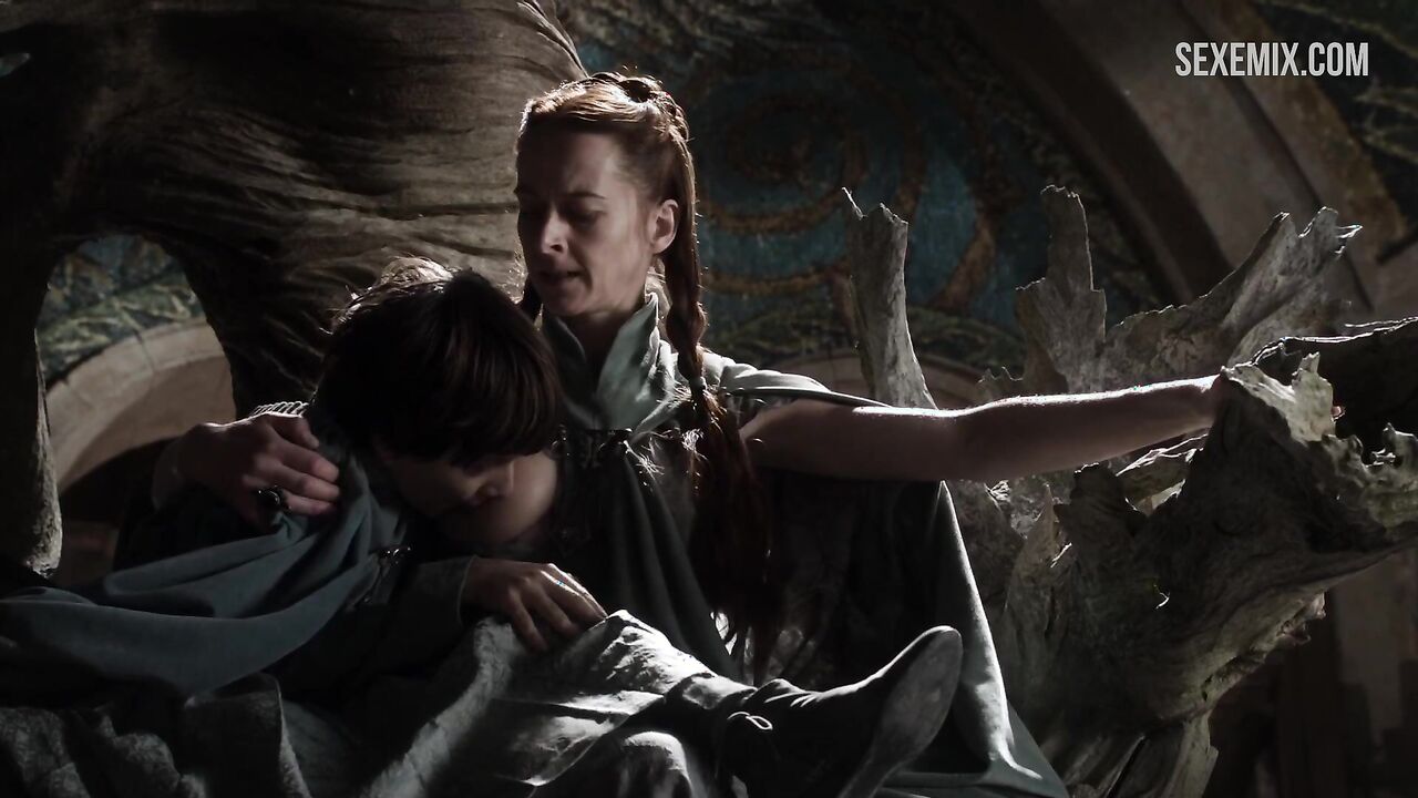 Kate Dickie breastfeeding, scene in Game of Thrones