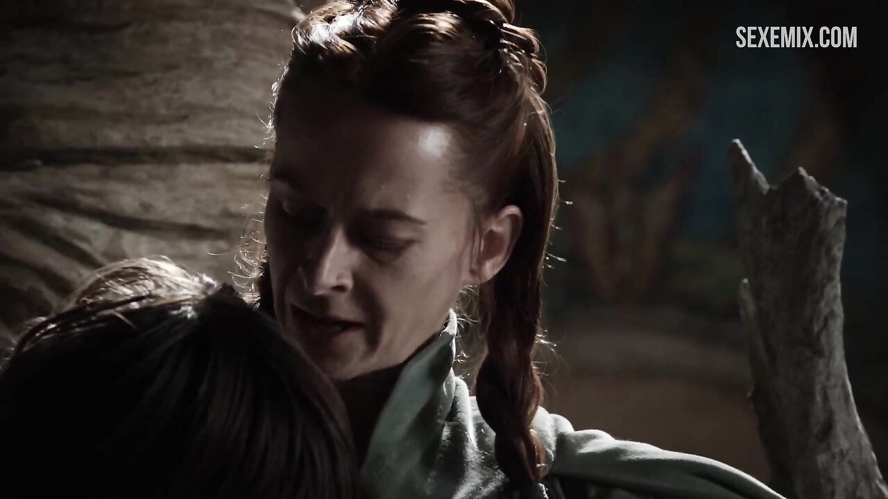 Kate Dickie breastfeeding, scene in Game of Thrones