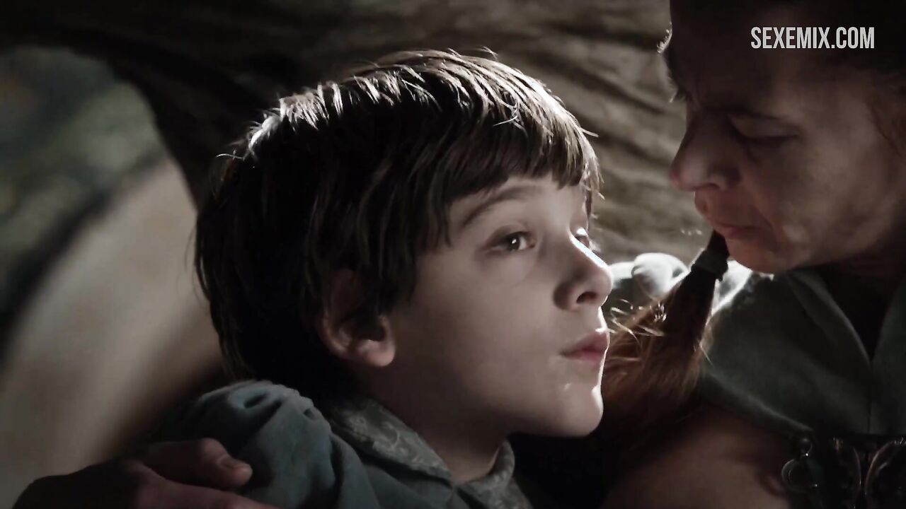 Kate Dickie breastfeeding, scene in Game of Thrones