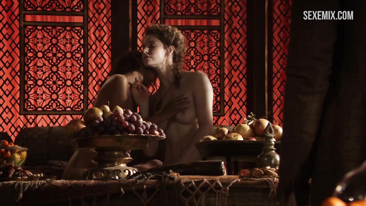 Sahara Knite and Esme Bianco lesbian scene in Game of Thrones